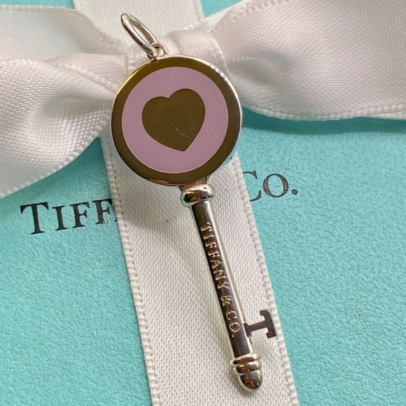 New Tiffany & Co. Lavender Purple Heart Key NewYork Charm Pendant Bracelet - Picture 3 of 7